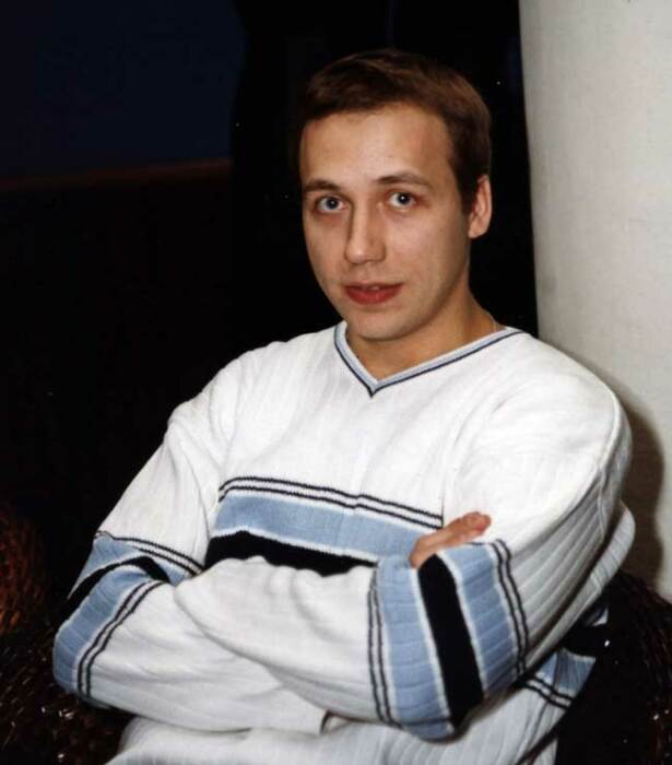 Снимался у Гайдая и Михалкова, а прославился в «Ворониных» и теперь привел в ситком и сына