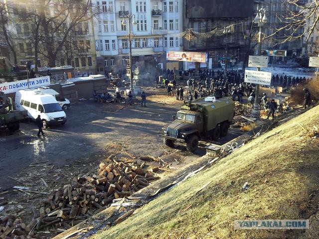 "Георгиевские " ленточки против флагов УПА