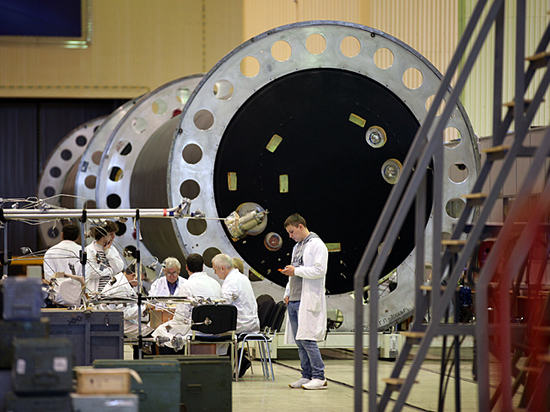 Будущее наступает. Илон Маск показал почти собранную ракету-носитель Falcon Heavy