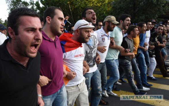 Власти Армении пошли на силовую акцию против шествия оппозиции в Ереване
