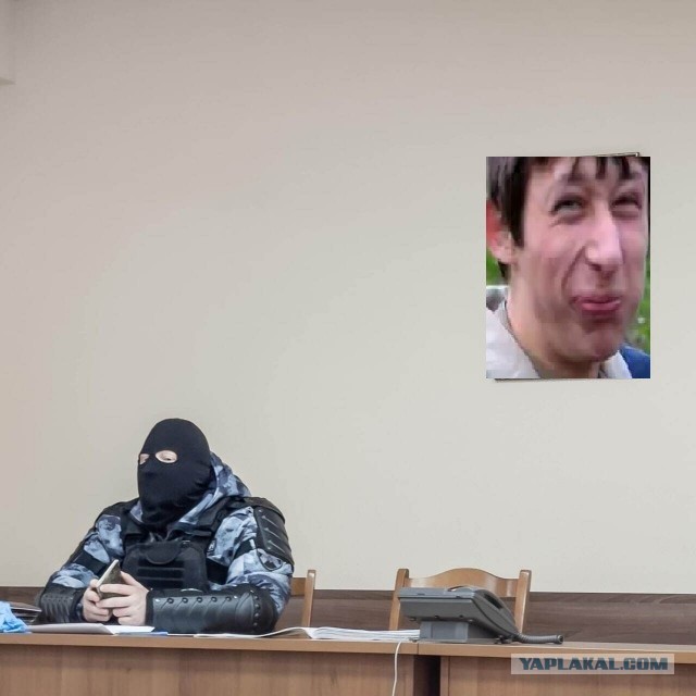Фотожабы: омоновец на фоне Путина