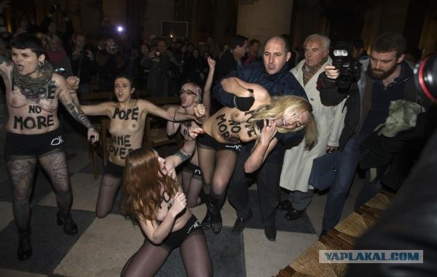 ФЕМЕН разделись в мечети
