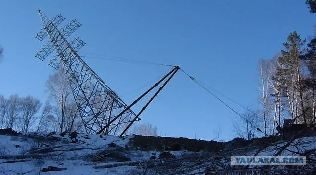 Кадры установки второй временной опоры ЛЭП с помощью вертолёта под Мурманском.
