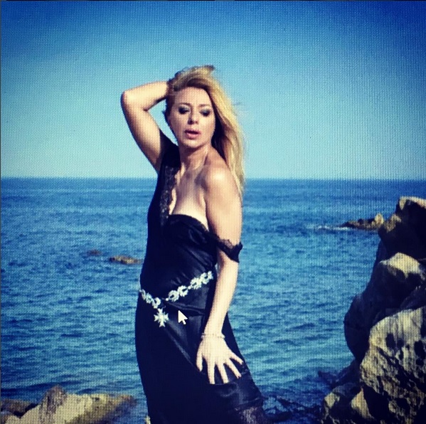 52-летняя  Алена Апина