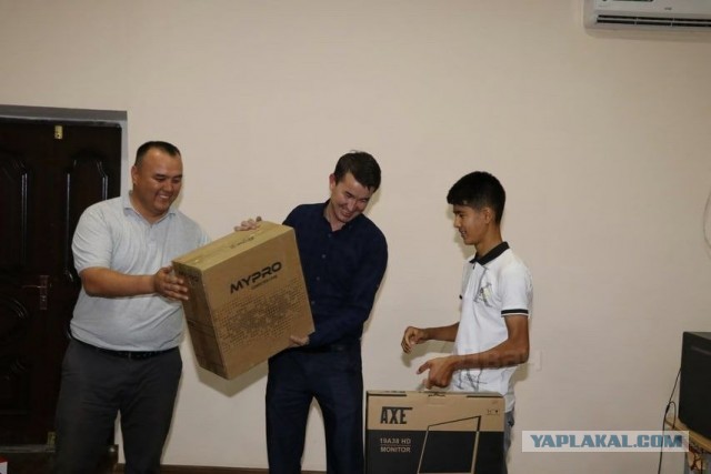 В Узбекистане победителю IT-конкурса вручили удлинитель