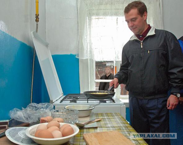 Фотожаба: Медведев жарит яишницу