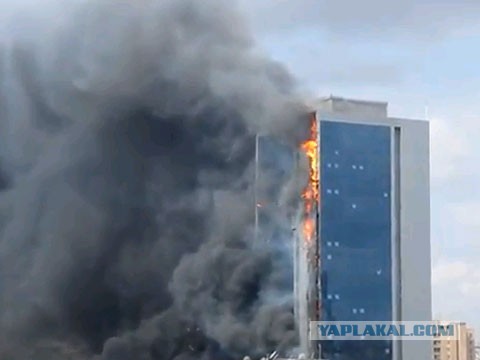 В ОАЭ горит высотный жилой комплекс