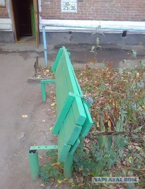 Саранские бабушки выкопали ямы на детском футбольном поле