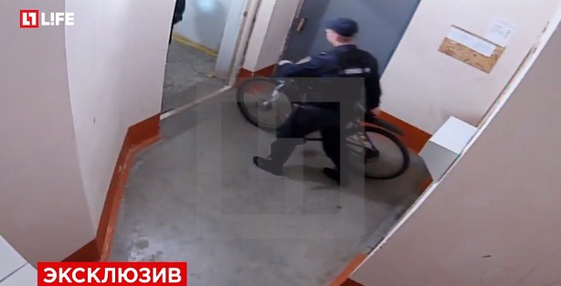 Нарисовавшие фаллос полицейские унесли из подъезда чужой велосипед