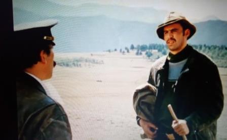 Встречают выходящих из вагонов в метро...