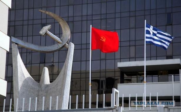 Единственный город в мире, где флаг СССР реет днем и ночью