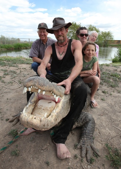 Укрощает крокодилов с детства