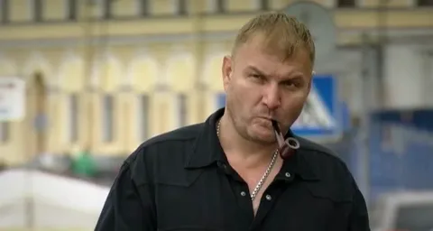 Мужчина поймал любимую кошку через год после пропажи, она в тот же день вспомнила его, дом и свои игрушки