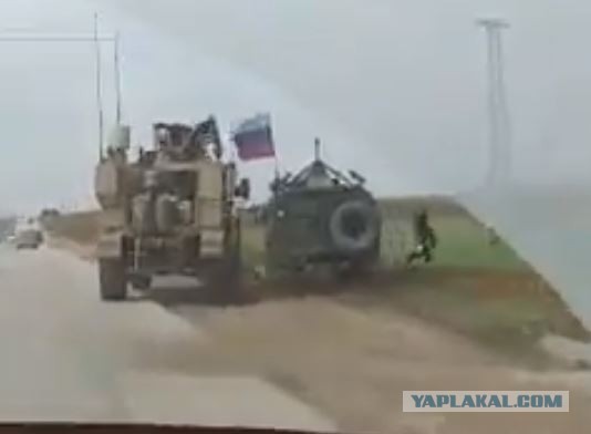 Броневик США толкается на дороге с российским Тигром
