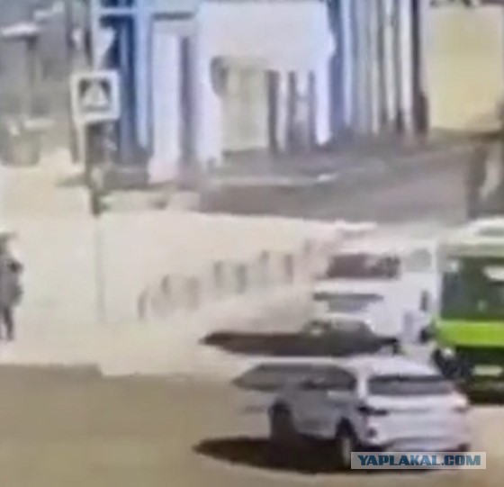 "Пешеходы взмыли вверх": Момент жесткого ДТП в Тюмени попал на видео