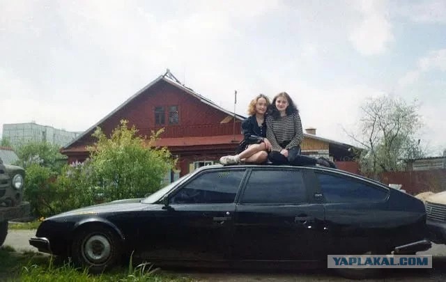 Девушки передают привет из 90-х