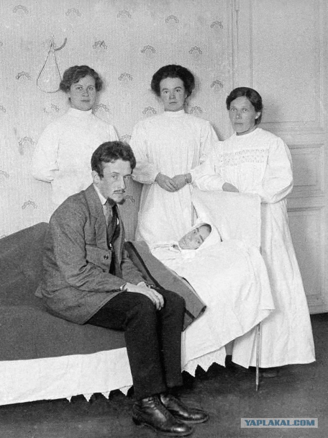 Автопортрет ярославского мещанина за рождественским столом. 1910–13 гг.