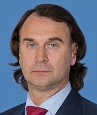 1992 год. Олег Газманов рекламирует американские сигареты B.O.Y. в фирменном мерче