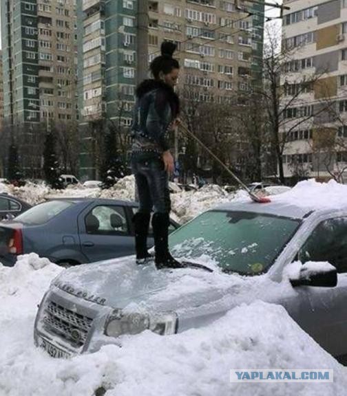 Как девушка заботится о машине в мороз
