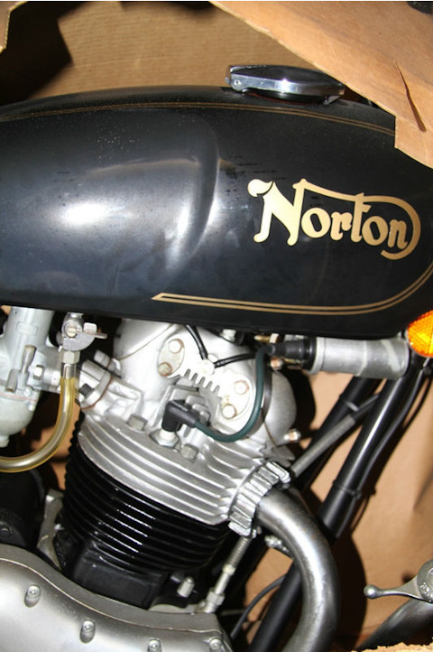Капсула времени: партия новых британских мотоциклов 70-х годов в коробках