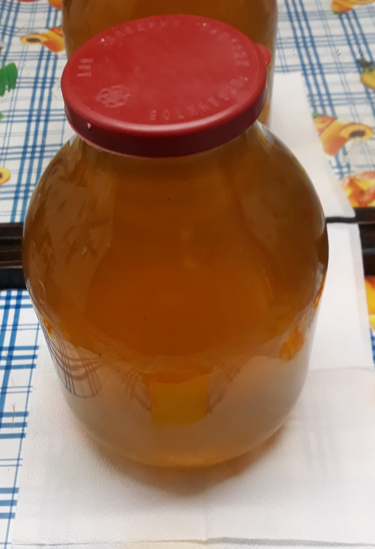 Почему мед расслаивается на густой. Мед расслоился. Настоящий мед может расслаиваться. Засахаривается ли настоящий мед. Мед в холодильнике сахарится.