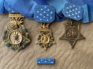 Новая реальность США. Джо Байден вешает мужику медаль на спину.