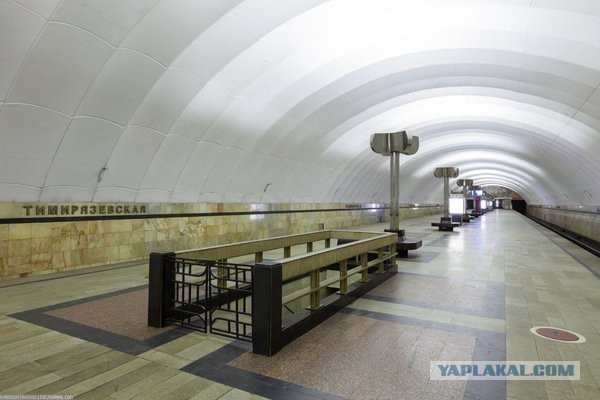 Зачем в Ленинградском метро строили станции с дверьми на платформе?