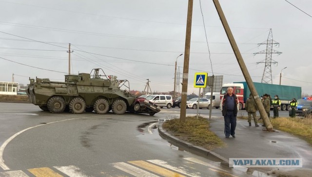 В Белгородской области военный бензовоз протаранил Toyota Prado