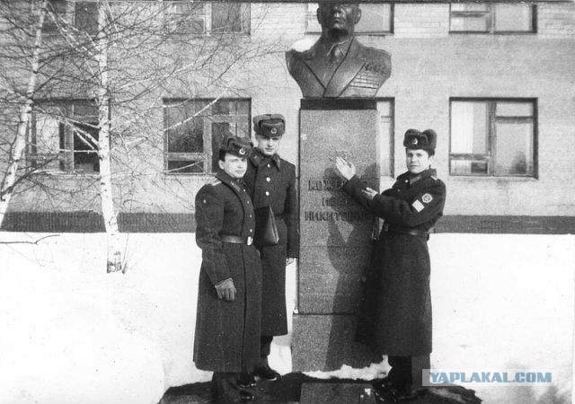 Памятник военным летчикам в Киеве.