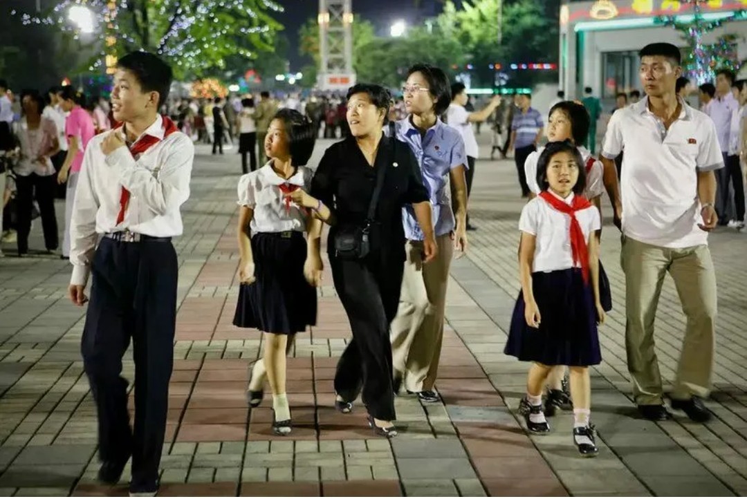 Корея реальная жизнь. Корейцы Северной Кореи. Северная Корея люди. Пхеньян люди. Жизнь в Северной Корее.