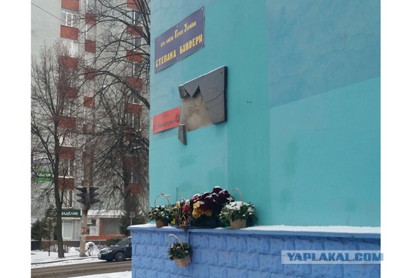 В Ровно повторно за месяц разбили мемориальную доску Степану Бандере