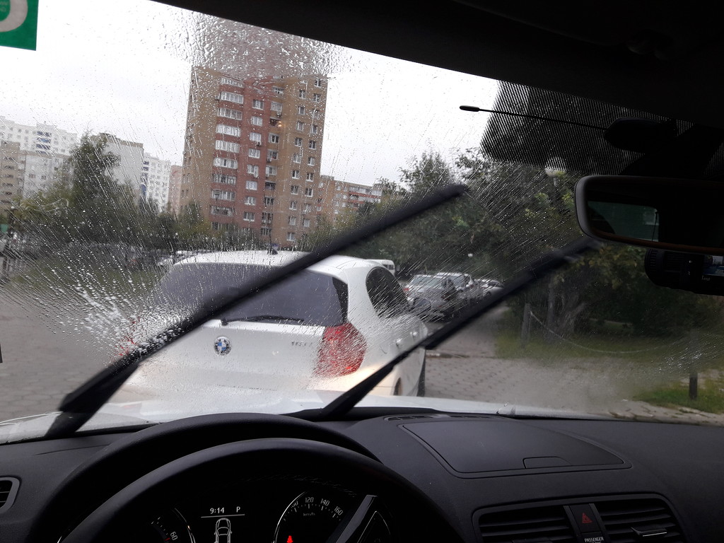 Работает во время дождя. За рулем в дождь. Машина лобовое стекло дождь. Машина дождь. Вид из лобового стекла машины.
