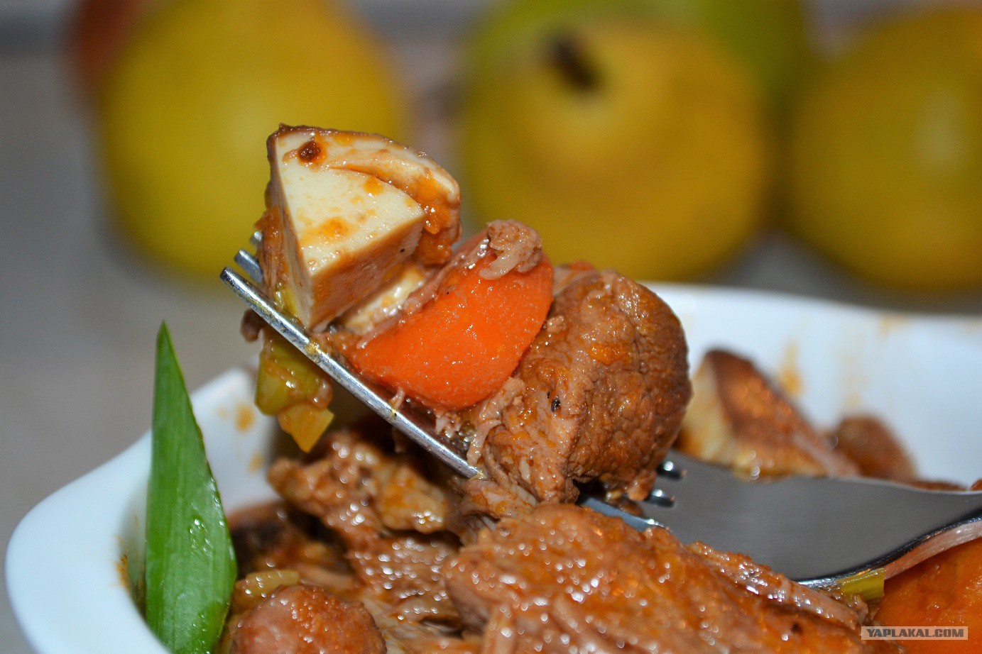 рецепт телятины с овощами. телятина тушеная с овощами. стир фрай с телятиной. томленая телятина. рецепт телятины с овощами.