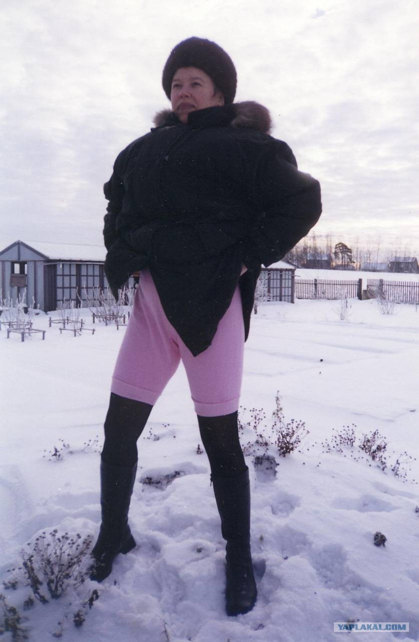 Бабушка в колготках фото. Зимой в рейтузах. Зимой в панталонах на улице. Женщина и панталоны зимой.