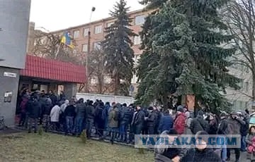 Волонтёр пришёл на сборный пункт и делится впечатлениями.