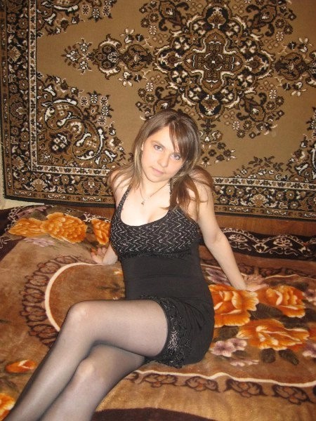 И хоть не юные уже, они ещё романтики в душе