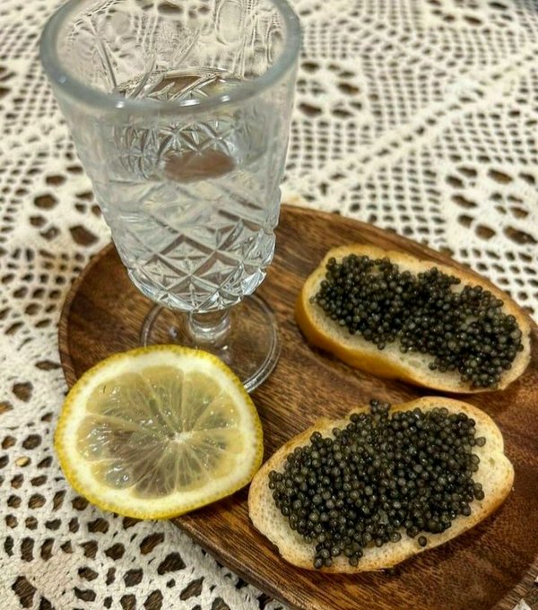 Сижу, завтракаю.
