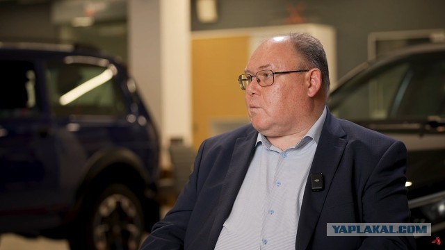 Москвичи помогают толкать фуры, чтобы добраться до дома