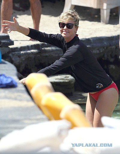 Шарлиз Терон на Гавайях.