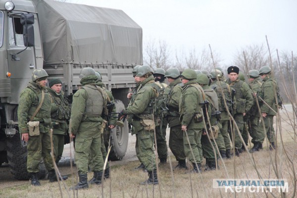 Беркут на въезде в Крым 4 марта.