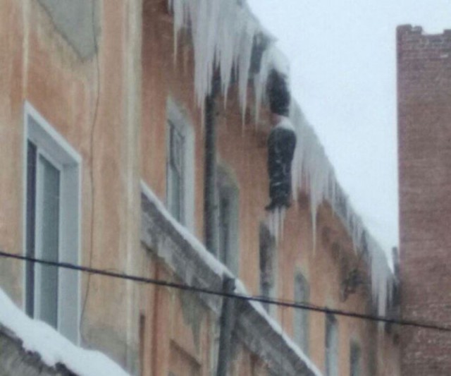 В Кузбассе под крышей дома нашли обледеневший труп в сосульках