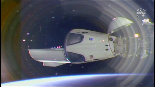 SpaceX запускает космический корабль Сrew Dragon