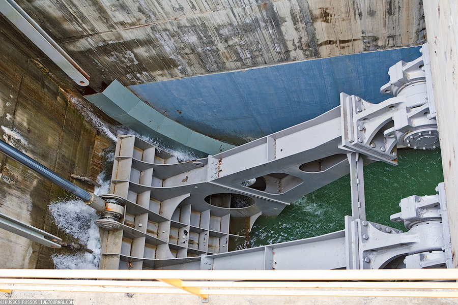 Сегментный затвор. Сегментный затвор. Сегментный затвор гэс. Сегментный затвор майнская гэс. Сегментный затвор.