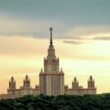 В Москве на высотном здании повесили флаг Украины