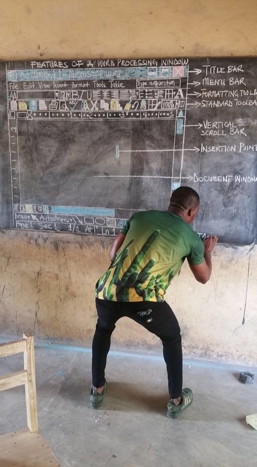 Microsoft подарит компьютер африканскому учителю, которому пришлось рисовать на доске окно Word