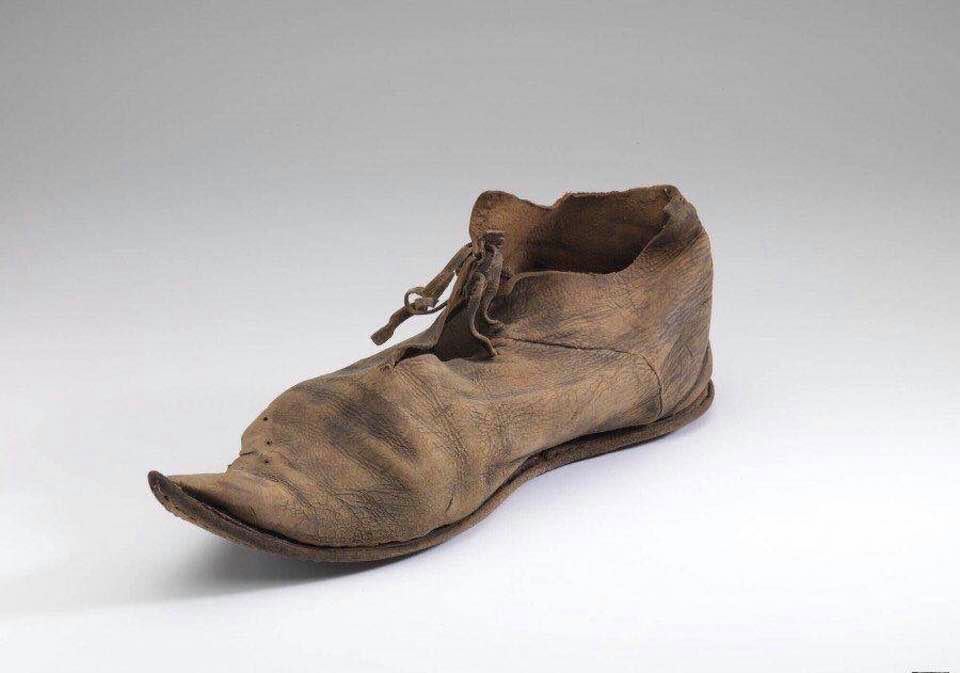 Средневековые туфли. Древняя обувь. Средневековая обувь. Средневековые кожаные башмаки. Средневековые мужские туфли.