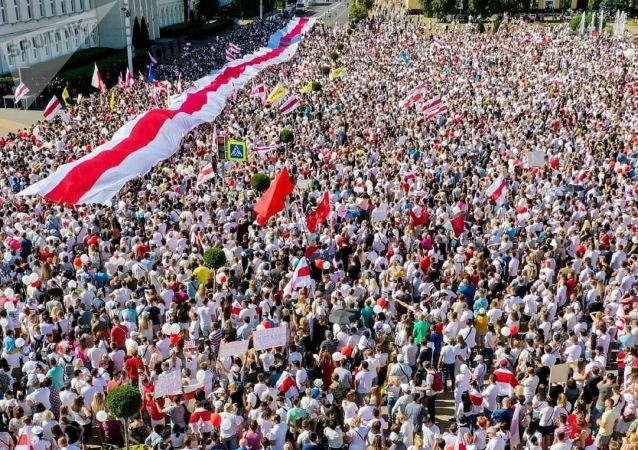 Демонстранты в Минске начали строить баррикады на проезжей части.