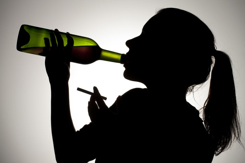 Вино пьяница. Пьющая женщина. Девушка пьет. Женщина и алкоголь. Женщина с бутылкой.
