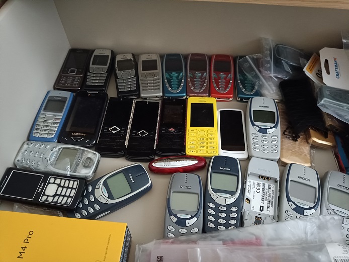 телефон выпуск. Samsung galaxy s4 gt-i9500 32gb. советский телефонный аппарат. телефонный аппарат 1941г. Anycall телефон.