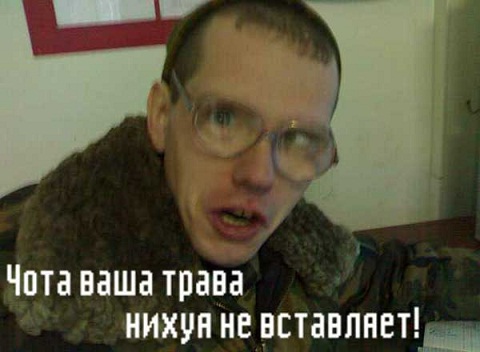 Муж смешно застелает постель